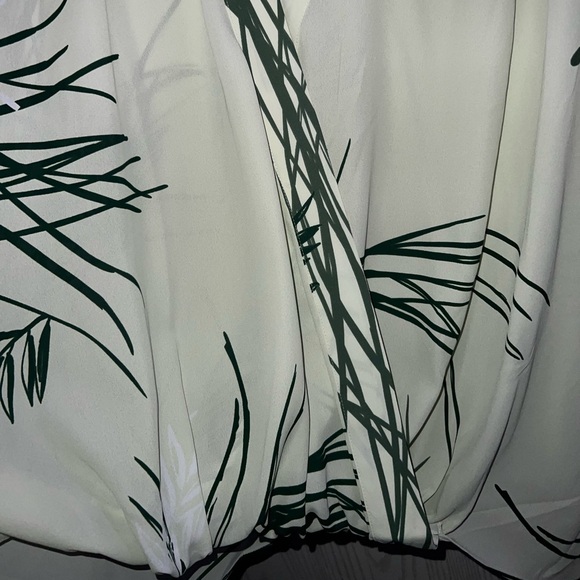 ALFANI | NWT “GREEN SWIFT PALM” CROSS WRAP FRONT LEAF TOP - Picture 7 of 9